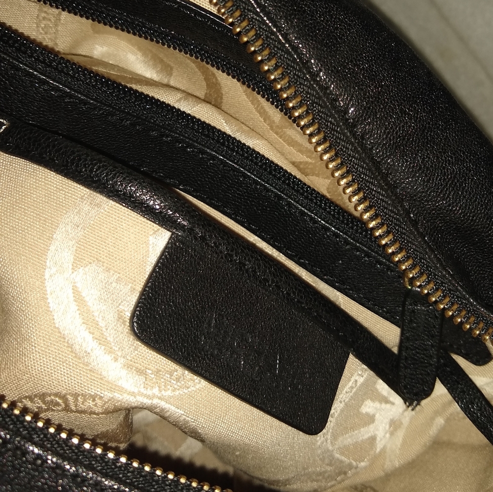 Michael Kors Beverly black leather hobo. - Picture 8 of 13